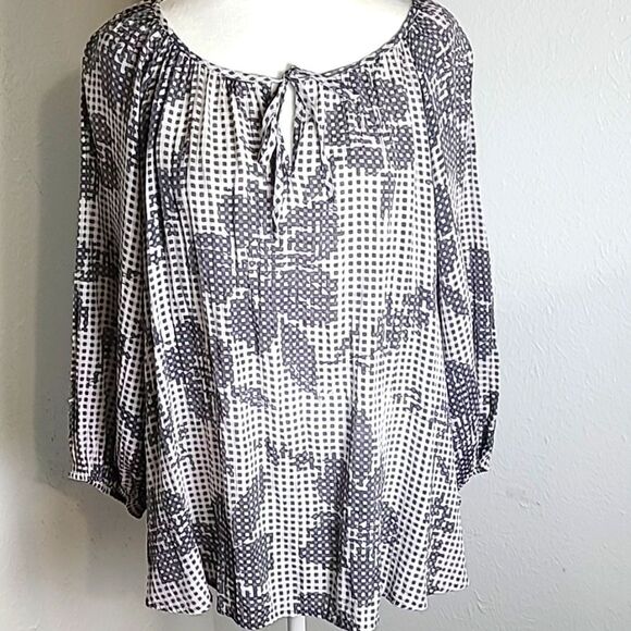 Fred David Light & Dark Gray Floral Dotted Print Top, Tie at Neckline, Size 1X - Picture 2 of 8
